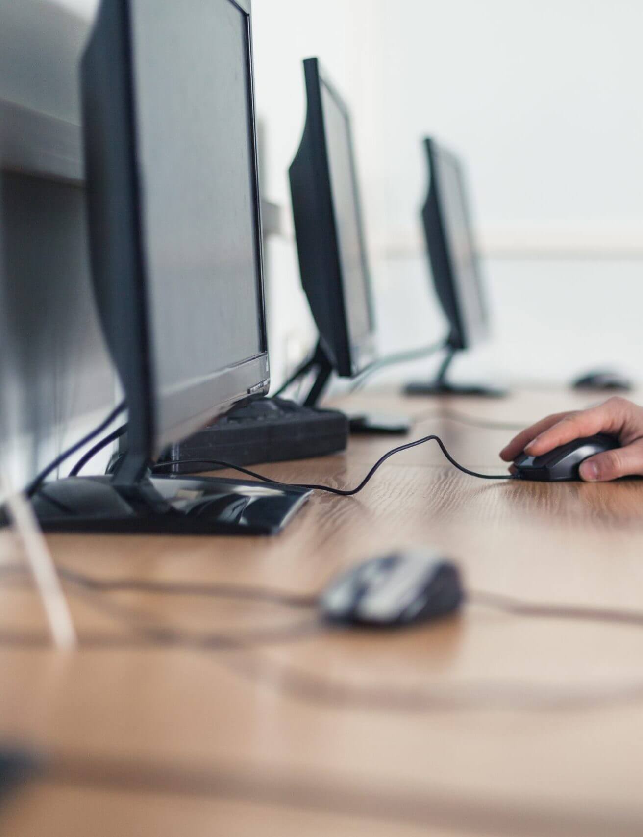 PC, Arbeitsplatz, mehrere Bildschirme